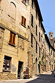 Volterra, via di Porta dell'Arco in ripidissima discesa verso l'omonima porta con numerosi artigiani dell'alabastro. 